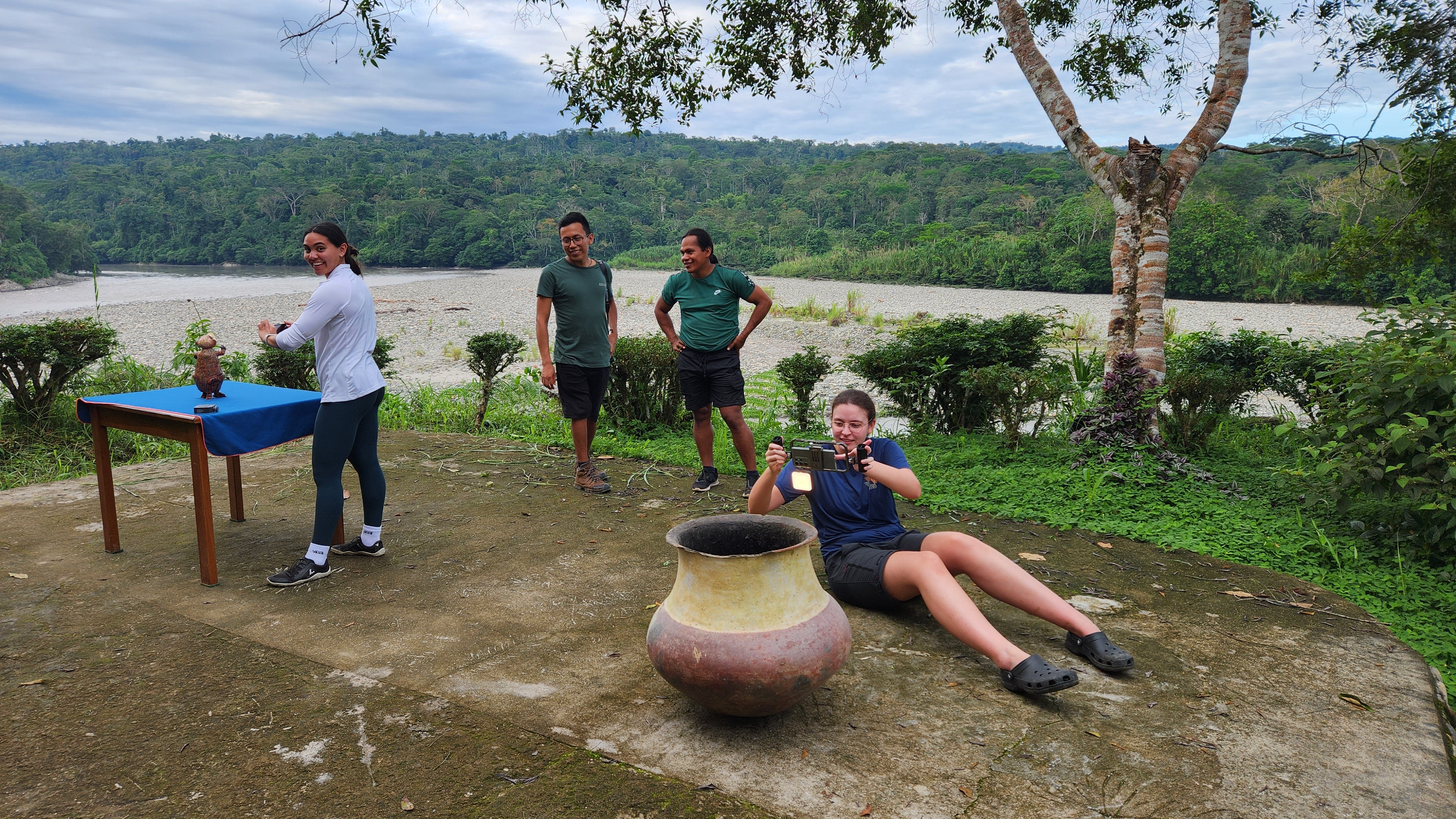 Sydney Rodrigues (left) 3D scanning an artifact using photogrammetry.  Helena Steffens (right, sitting on the ground) scanning a chicha cooking pot using